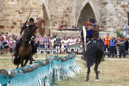 Recreación del torneo en el que los caballeros miden sus fuerzas a los pies del puente medieval.-ICAL