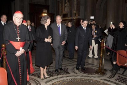 Los reyes eméritos de España Juan Carlos I y Sofía, durante su asistencia a la inauguración de la nueva iluminación de la Basílica de Santa María la Mayor, una de las cuatro basílicas papales de Roma-EFE