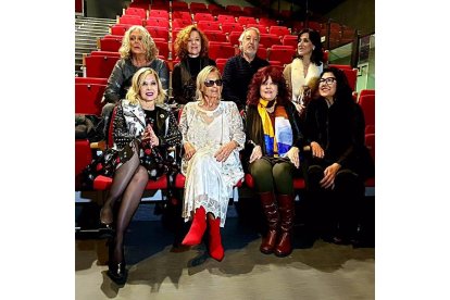 En la fila superior Gloria Tomás, Begoña Villaplana, Eliseo de Pablos y Carolina Roca. En la inferior. Esmeralda Marugán (productora  y directora de Casting) , Rosa María Lobo, Elisa Remón y Teresa Gilabert.-JUAN MIGUEL LOSTAU