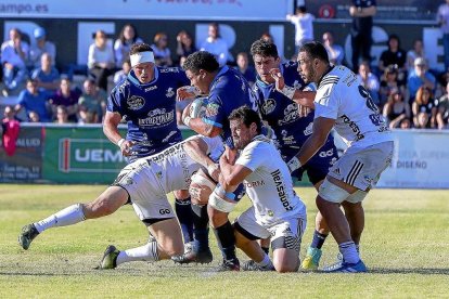 Los jugadores del SilverStorm intentan frenar a un rival del VRAC durante la final del pasado curso.-J.M. LOSTAU