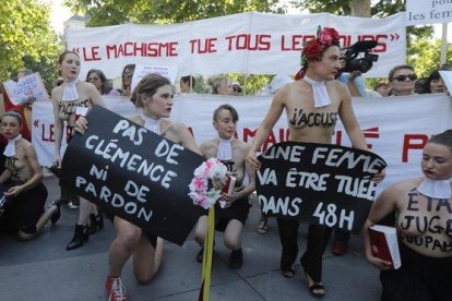 Activistas de Femen en la manifestación en contra de la violencia machista de París.-AP / MICHEL EULER