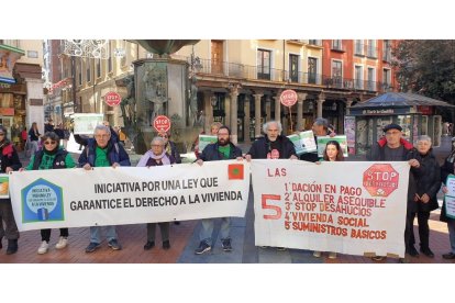 Cerca de 50 personas se concentran por una ley que garantice la vivienda. EUROPA PRESS