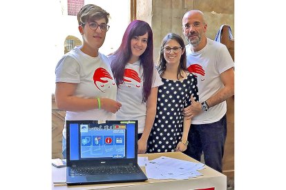 Miembros del equipo durante la presentación del proyecto Connect-TEA en la Universidad Pontificia de Salamanca.-E. M.