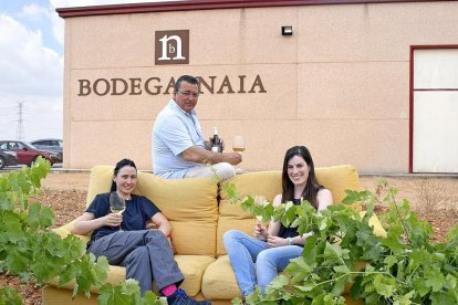 De izquierda a derecha, Alicia Polo, Eulogio Calleja y Laura Sanz, en el jardín de entrada de la bodega lasecana.-ARGICOMUNICACIÓN