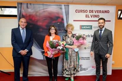 Pilar Pérez de Albéniz recoge el premio Fundación UEMC a una vida dedicada al vino. - E.M