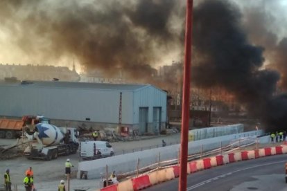 Incendio en las obras del túnel de Panaderos.- E. M.