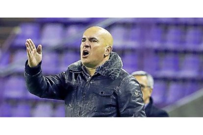 Luis César da una orden a sus jugadores durante el partido frente al Oviedo.-J. M. LOSTAU