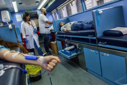 Varias personas donan sangre en un centro de hemonación.-EL MUNDO