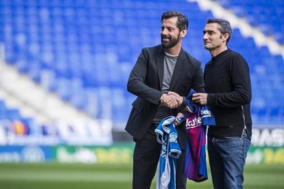 Quique Sánchez Flores y Ernesto Valverde, en el estadio de Cornellà-El Prat antes del derbi de Liga.-JORDI COTRINA