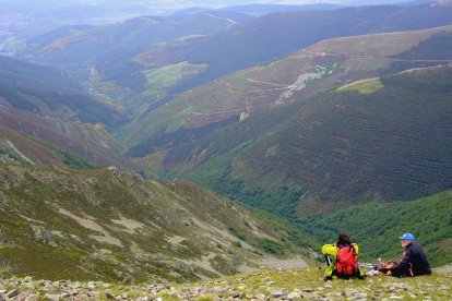 Dos montañeros disfrutan del merecido descanso desde la cumbre del San Millán.-N.S.