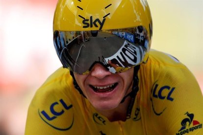 El ciclista británico Christopher Froome del Sky celebra su victoria al llegar al final de la carrera de la decimoctava etapa de la 103ª edición del Tour de Francia, de 17 kilómetros, que se disputa entre Sallanches y Megéve, en Francia, hoy.-EFE/Yoan Valat