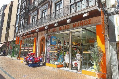 Tienda de Justo Muñoz en la calle Teresa Gil de Valladolid. -J.M. LOSTAU