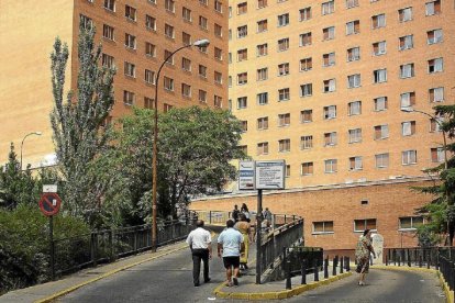 Fachada exterior del Hospital Clínico Universitario de Valladolid, donde ayer fue reconocida la niña de un año.-ICAL