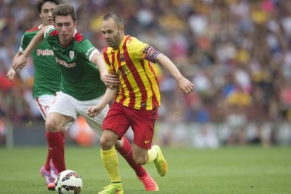 Laporte trata de frenar a Iniesta en un partido de Liga.-