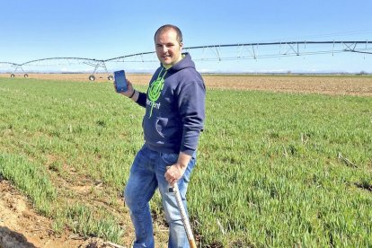 Un agricultor muestra RiegoApp, una herramienta con la que puede controlar el riego de sus cultivos.-EL MUNDO