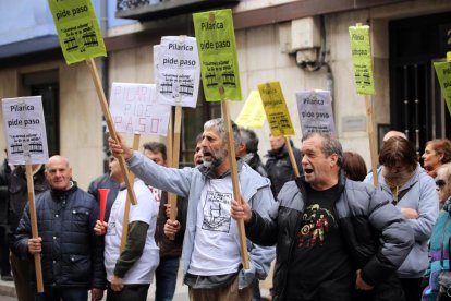 Vecinos de Valladolid afectados por el paso a nivel del barrio de la Pilarica protestan a las puertas de la reunión del Consejo de Administración de la Sociedad Valladolid Alta Velocidad.-ICAL