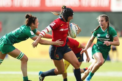 Marina Bravo, en un partido disputado con España Sevens frente a la selección de Irlanda. / FERUGBY