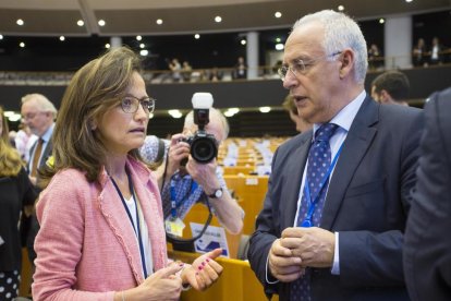 Del Olmo junto al director general de Energía y Minas, Ricardo González Mantero.-ICAL