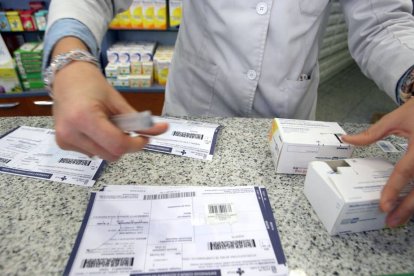 Expedición de medicamentos con receta en una farmacia.-ICAL