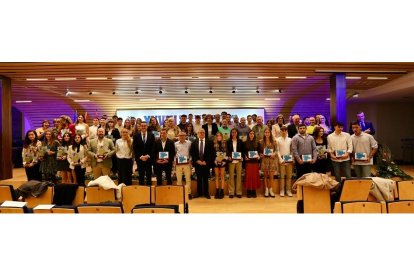 Foto de familia de los premiados en la Gala de la Federación Territorial de Atletismo. / EL MUNDO