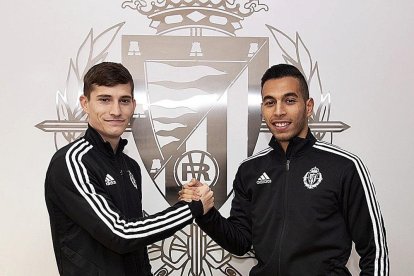 Toni y Anuar posan en las oficinas del estadio Zorrilla.-REAL VALLADOLID