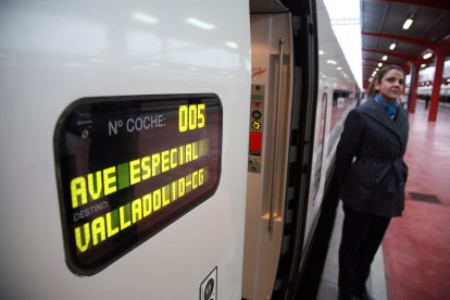 El AVE en la estación de trenes de Chamartín de Madrid. - ICAL