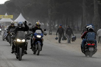 Motoristas de Pingüinos en la zona de acampada de Puente Duero en una pasada edición-M. ÁLVAREZ