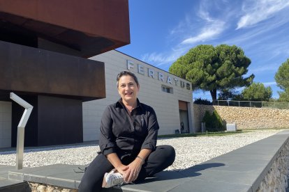 María Luisa Cuevas Jiménez, propietaria de Ferratus, en la fachada principal de la bodega ribereña.- E.M.