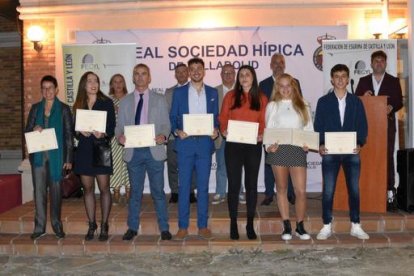 Foto de familia de los premiados en la gala de la Esgrima regional. / E. M.