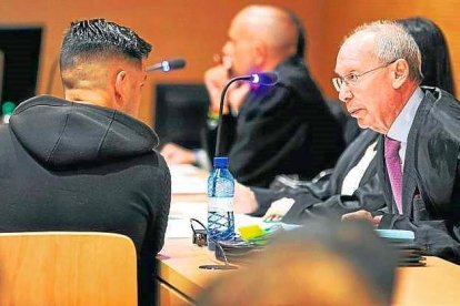 El soldado vallisoletano Félix Daza, de 30 años, se dirige a su abogado, Julián de Martín, en una de las sesiones del juicio con jurado.-CANARIAS TV