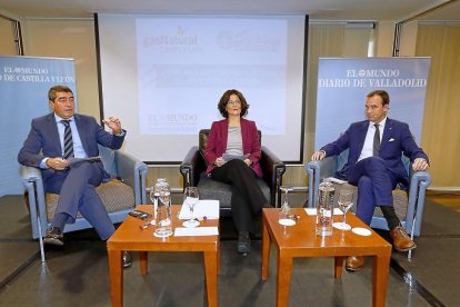 El director de El Mundo de Castilla y León, Pablo Lago; la directora de Negocio Distribución Gas España, Nuria Rodríguez; y el responsable de Relaciones Institucionales de Seat, Ramón Calderón.-J. M. LOSTAU