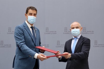 El consejero de la Presidencia, Ángel Ibáñez, y el presidente de la Cámara de Comercio de Valladolid, Víctor Caramanzana. - ICAL