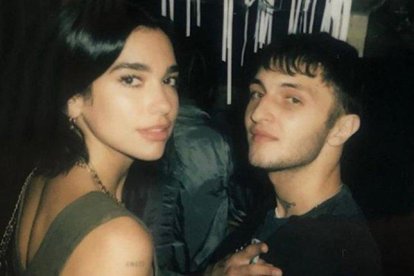 Dua Lipa confirma su romance con esta imagen junto a su chico, el modelo Anwar Hadid.-