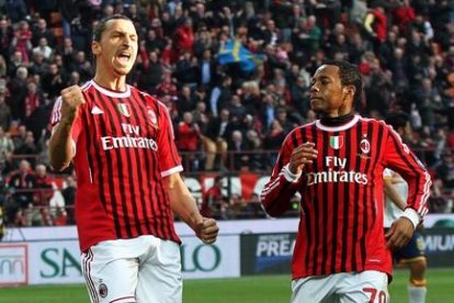 El delantero sueco Zlatan Ibrahimovic, izquierda, es felicitado por su compañero brasileño Robinho, durante un partido de la Liga italiana.-EFE / MATTEO BAZZI