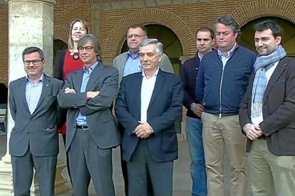 Miembros de la empresa ayer junto al alcalde, Artemio Domínguez.-RTVCYL