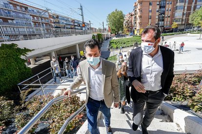 Luis Tudanca y Óscar Puente durante su visita al entorno de la plaza Rafael Cano, ayer. / J.M. LOSTAU