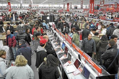 Interior de MediaMarkt durante la noche de su inauguración en el centro Equinoccio de Zaratán, el 16 de diciembre de 2009, a las cero horas.-EL MUNDO