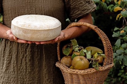 Queso semicurado Santa Gadea, una pieza de pasta prensada con leche ecológica pasteurizada de cabra de 3 kilos. / E. M.