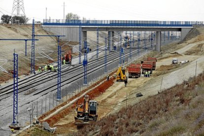 Obras de alta velocidad del tren AVE a su paso por la localidad de Olmedo. -PABLO REQUEJO