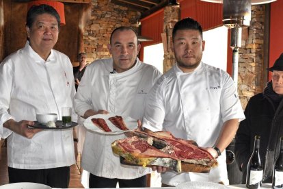 José Gordón, propietario de El Capricho,  junto a los chefs Hiroisha Koyama y Sergey Men.-L.P.