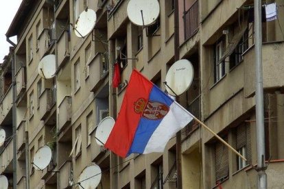 Un edificio con la bandera de Kosovo.-JORDI CORACHAN