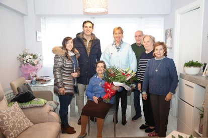 El Alcalde de Medina del Campo, y la Concejal de servicios sociales felicitan a Emiliana Nieto Casado que celebra este martes su 100 cumpleaños - E.M.