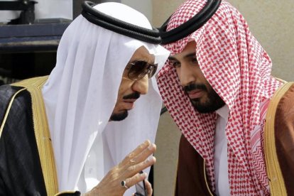 El rey Salman bin Abdulaziz con su hijo, el príncipe heredero, Mohammad bin Salman en Riad-HASSAN AMMAR (AP)