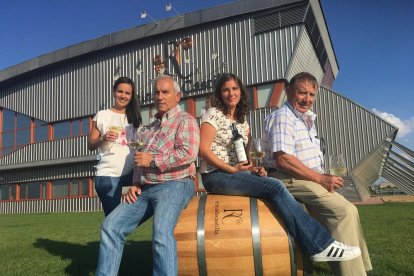 Pablo Jesús Escudero, Pte de la cooperativa, Francisco Lozano Cantalapiedra secretario, Paula Gómez, encargada de laboratorio  y la enóloga Ana Teson, directora técnica de Reina de Castilla en la fachada central de la bodega.-ARGICOMUNICACIÓN