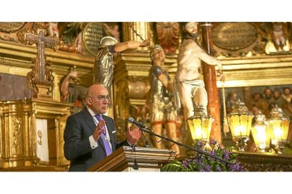 El presidente de la Diputación, Jesús Julio Carnero, pronuncia el pregón de la Semana Santa de Medina de Rioseco.-MIGUEL ÁNGEL SANTOS