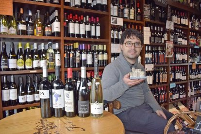 Alfonso Galindo en el interior de su tienda de vinos en Coca.-