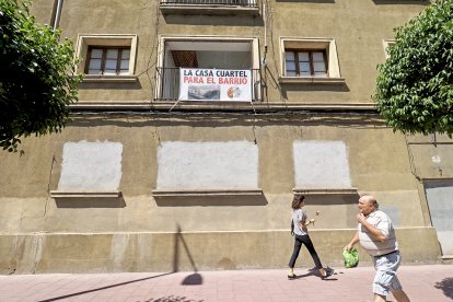 Pancarta en el antiguo cuartel de Vadillos. PHOTOGENIC