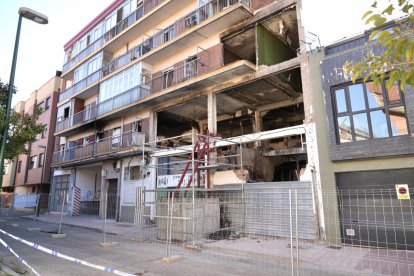 Estado del edificio de la calle Goya en Valladolid dos meses después de la explosión de gas.-J. M. LOSTAU