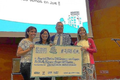 El gerente y personal del hospital, ayer, recogen el premio.-EL MUNDO