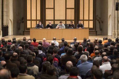 Algunos de los asistentes a la asamblea general convocada por el comité de empresa de la factoría Nissan en Ávila para abordar la situación por la que atraviesan-Raúl Sanchidrián